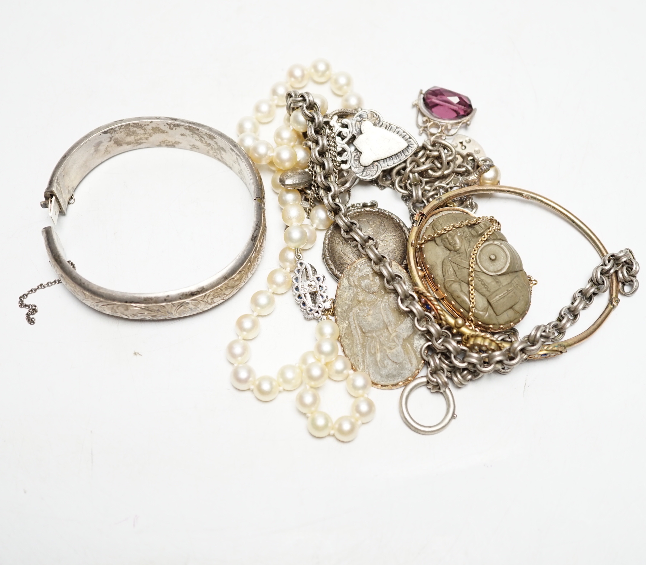 Assorted jewellery including lava brooch, silver medallion, silver hinged bangle etc.